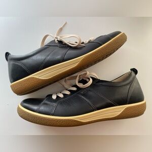 Ecco Black Leather Sneakers with Cream Laces / Size 40 / VGUC